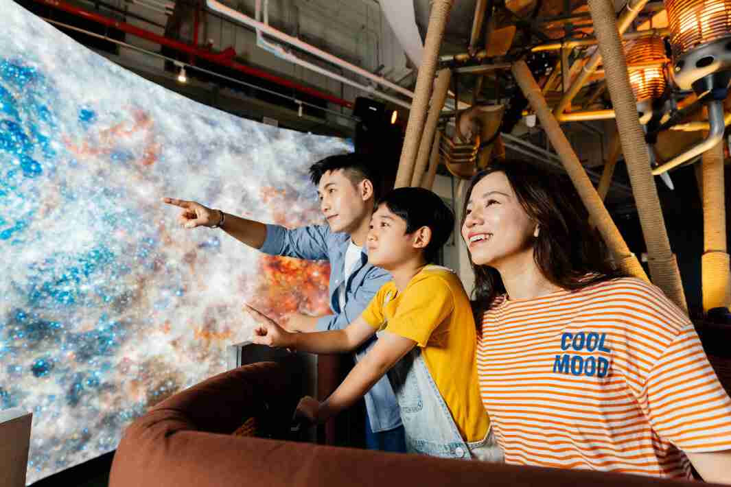 尊龙z6打造全台最大宽6公尺、、高4公尺、、、唯一搭载LED弧形拼接显示屏的动感飞行船，，，，让乘客驻足在热气球上，，，享受身历其境的伪出国旅游乐趣