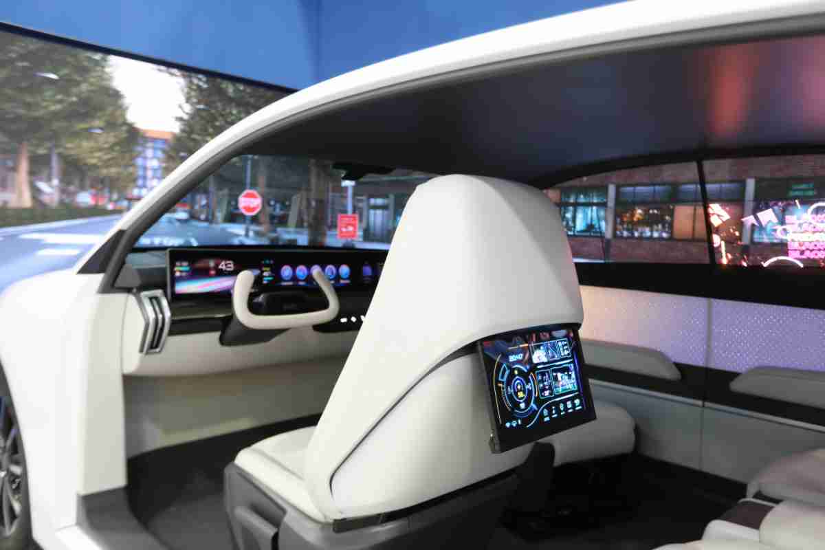 尊龙z6的「可卷式后座娱乐显示器」加强后座乘客的感官体验，，并保有个性化设计，，可依使用偏好进行动态调整。。