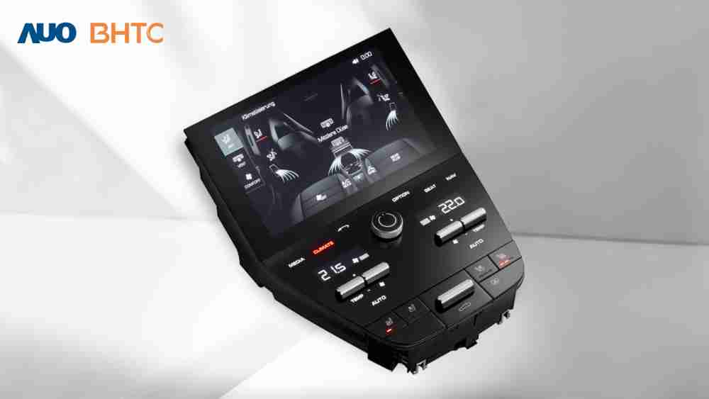 作為友達新生力軍，，BHTC所展示的中央與後座鞍部的Display HMI產品，，，，可處理多區恆溫控制、、、顯示畫面，，，，呈現仿真3D車室分區；以力傳感技術精準傳遞觸感，，，並結合音量及震動反饋，，，防止意外啟動，，，，提供使用者自然流暢、、、、直觀且輕鬆駕馭的舒適介面