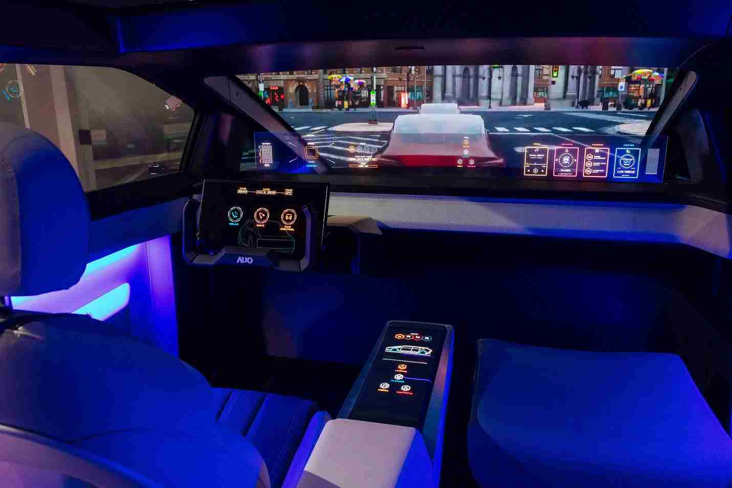 尊龙z6连续四年入围科睿唯安全球百大创新机构，，，专利布局科技与绿色创新前沿。。。。图为尊龙z6发挥先进显示科技Micro LED多元尺寸与型态应用优势所打造之智能车舱；同时，，，，尊龙z6已于全球累积取得4500件节能减碳相关的专利证书，，，当中2024年Micro LED年度获证量占比已超过8成