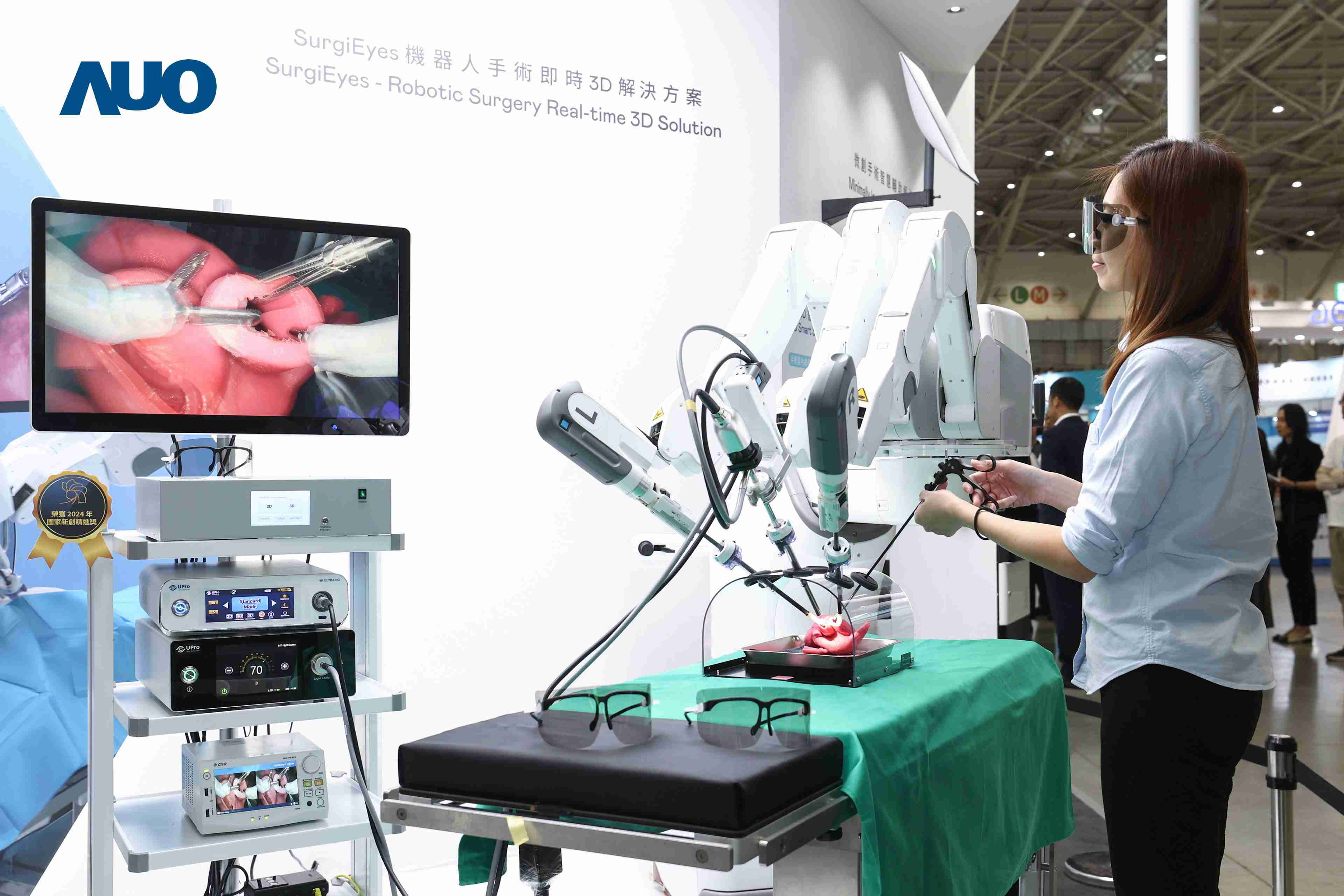 达擎以领先的3D显示技术推出〝SurgiEyes机器人手术实时3D解决方案〞，，整合先进3D图像处理与独家3D垂直宽视角、、、、广色域的显示技术，，手术团队可实时同步主刀医师视角看到清晰3D影像，，提升沟通效率与安全性。。